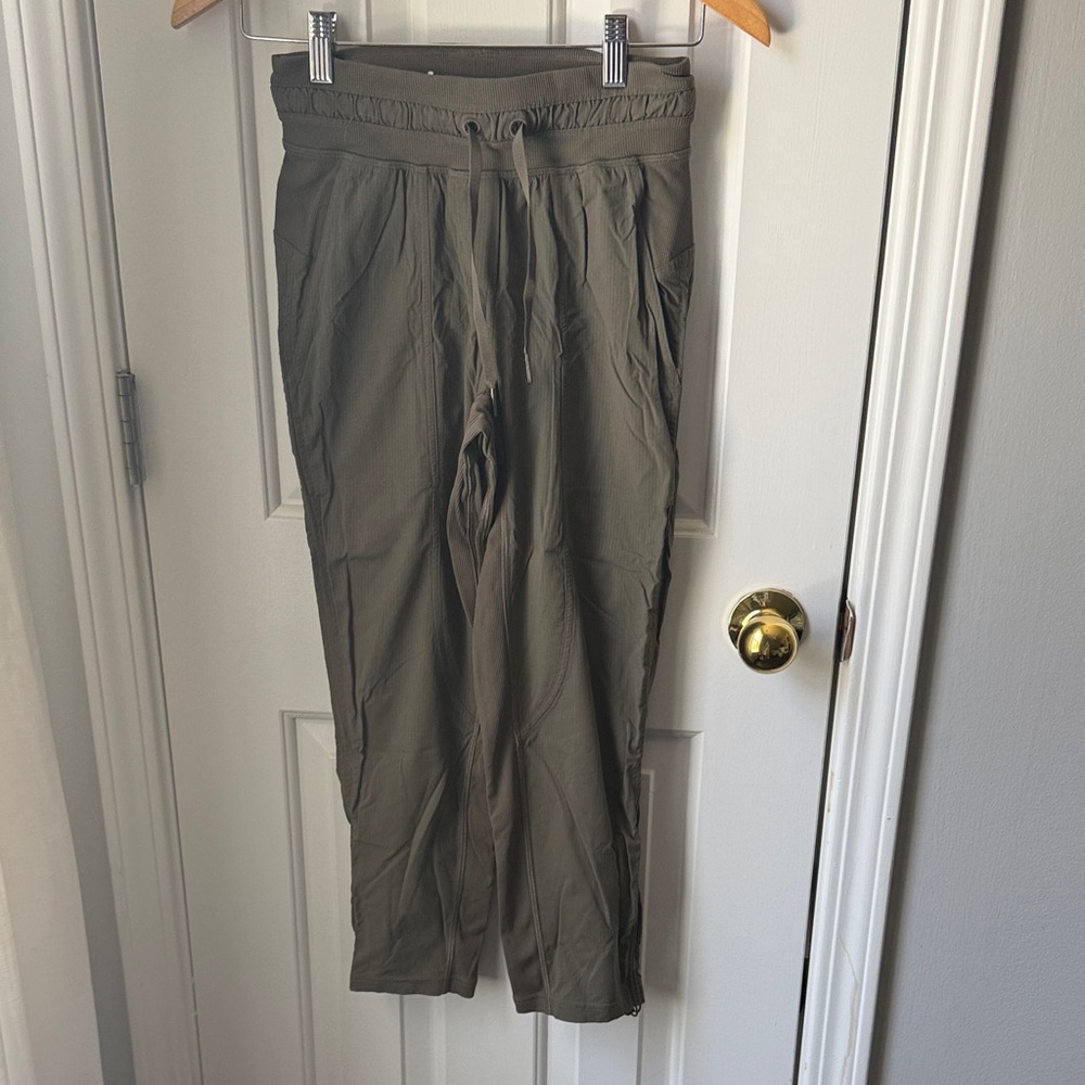 Lululemon Dance Cropped Joggers in Dark forest color 
Size 0
